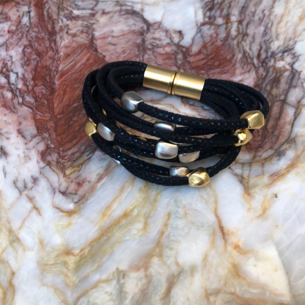 Magnetic clasp bracelet